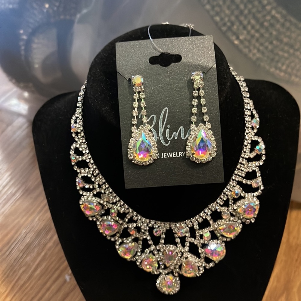 Iridescent Rhinestone Necklace Set - Picture 2 of 4